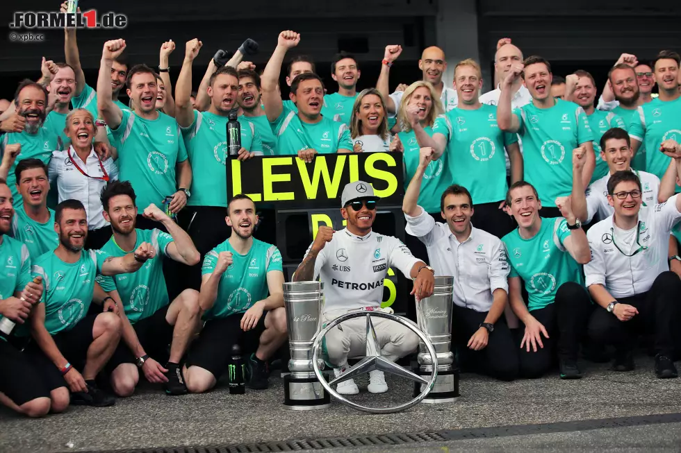 Foto zur News: Der Formel-1-Juli 2016 ist &quot;Hammer-Time&quot;! Lewis Hamilton gewinnt vier Rennen hintereinander (sechs der letzten sieben) und geht statt mit 43 Punkten Rückstand (nach Sotschi/Barcelona) mit 19 Zählern Vorsprung in die Sommerpause. Sein Sieg bei Nico Rosbergs Heimspiel in Hockenheim ist psychologisch besonders wichtig.