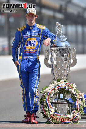 Foto zur News: Der Morgen danach: Alexander Rossi, frischgebackener Sieger des 100. Indy 500, posiert mit der legendären Borg-Warner-Trophy.