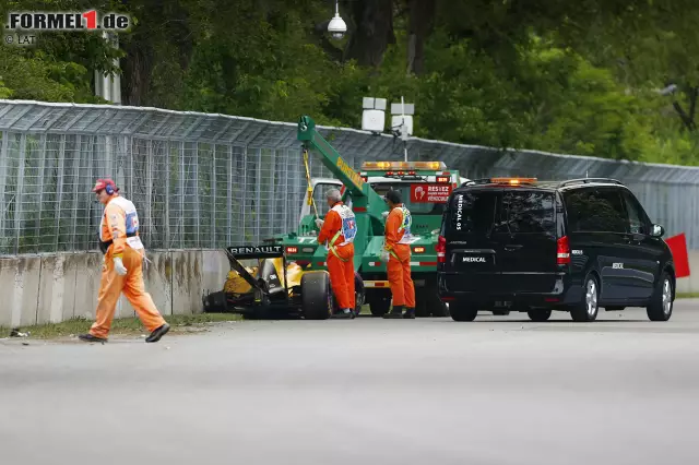 Foto zur News: Kevin Magnussen timt seinen Abflug in Kurve 8 noch schlechter: am Samstagmorgen vor dem Qualifying. Die Renault-Mechaniker müssen das Chassis wechseln, das Auto wird nicht rechtzeitig fertig. Nur dank FIA-Gnaden darf Magnussen am Rennen teilnehmen. In dem dreht er Felipe Nasr um und wird 16.