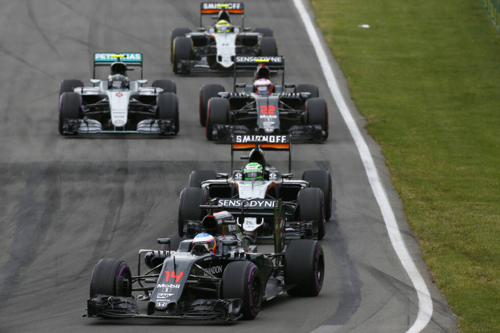 Foto zur News: Rosberg schnappt sich in der Anfangsphase der Reihe nach Jenson Button, Fernando Alonso und Nico Hülkenberg, leistet sich zwischendurch aber einen Ausritt, der weitere zwei Sekunden kostet. Bis er am Force India vorbei ist, vergehen zehn Runden. Und sein Rückstand auf die Spitze beträgt 24,8 Sekunden.