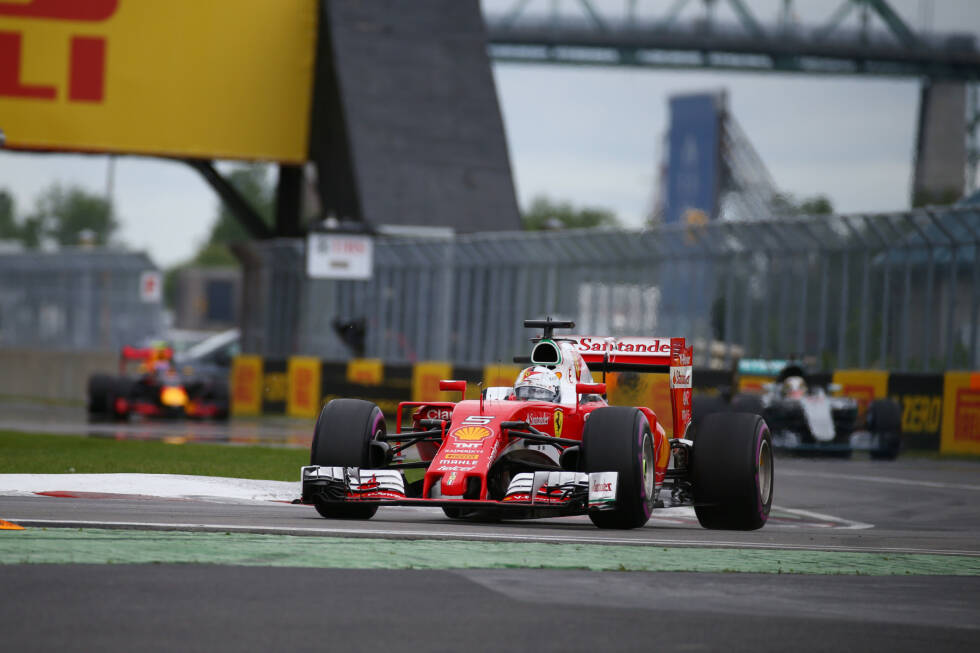 Foto zur News: Vettel führt das Rennen an, obwohl er gleich in der ersten Runde die Schikane vor Start und Ziel abkürzt. Das sollte ihm später zwei weitere Male passieren. &quot;Der Rückenwind in der letzten Kurve war nicht so angenehm&quot;, erklärt er, bleibt aber zunächst in Führung. Mit Hamilton fährt er den Verfolgern auf und davon.