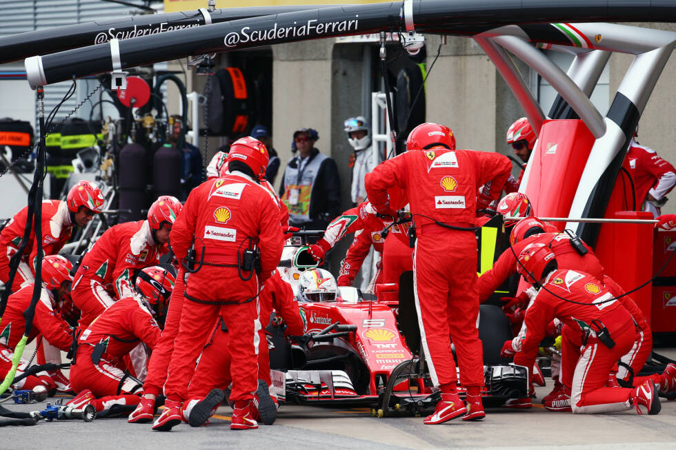 Foto zur News: Nach neun Runden verabschiedet sich der Honda-Motor von Jenson Button, das virtuelle Safety-Car kommt auf die Strecke. Ferrari reagiert blitzartig: Wenn die anderen auf der Strecke nicht voll fahren dürfen, kostet ein Boxenstopp weniger Zeit. Sowohl Vettel als auch Kimi Räikkönen (P5) wechseln von Ultra- auf Supersoft.