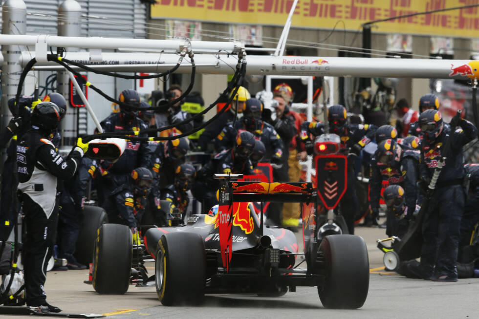 Foto zur News: Nach Barcelona und Monte Carlo erlebt Ricciardo das dritte Seuchenrennen hintereinander: Erst verliert er durch einen Fahrfehler den vierten Platz an Bottas, dann halten die Softs (im Gegensatz zu Hamilton) nicht bis zum Schluss. Und beim Reifenwechsel klemmt wieder was. Am Ende Platz sieben.