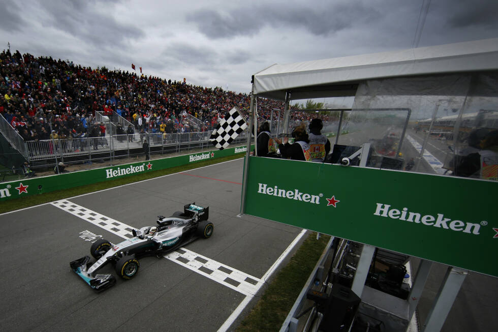 Foto zur News: Hamilton fährt den Grand Prix am Ende souverän nach Hause, nachdem er zwischendurch phasenweise unsicher gewirkt hat. Einer nach dem anderen muss Reifen wechseln, aber die Pirelli-Softs des Siegers halten 46 Runden! Es ist sein fünfter Erfolg in Montreal. Mehr hat nur Michael Schumacher (sieben).