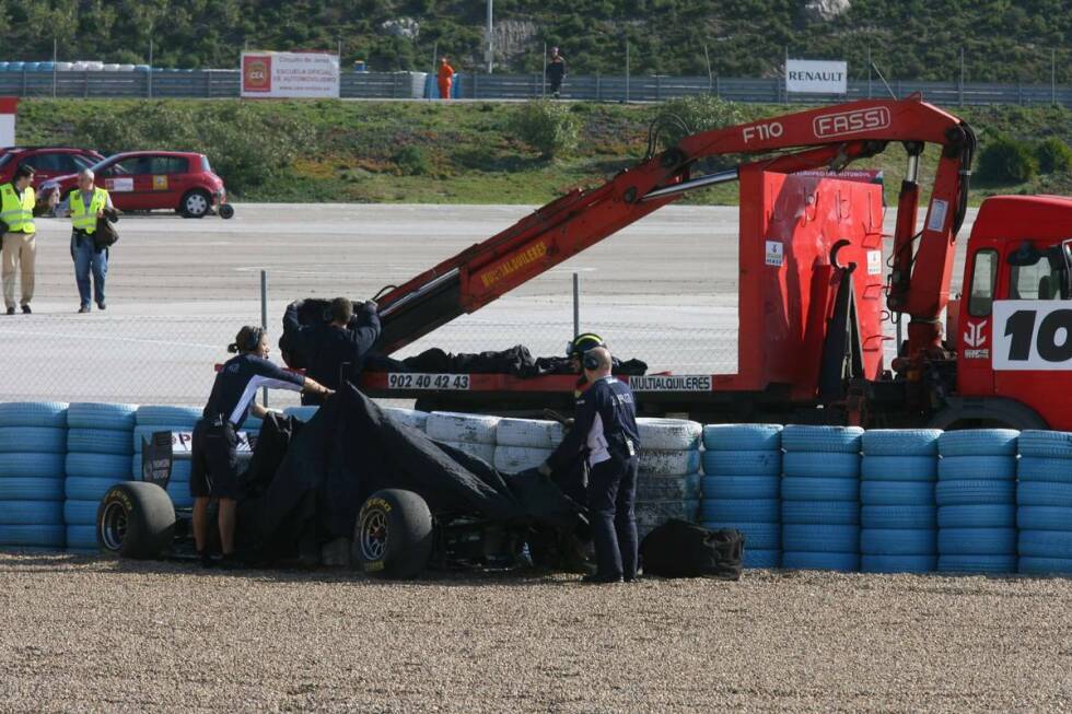 Foto zur News: Testfahrten in Spanien (2011): Der erste Maldonado-Crash in der Formel 1 überhaupt.
