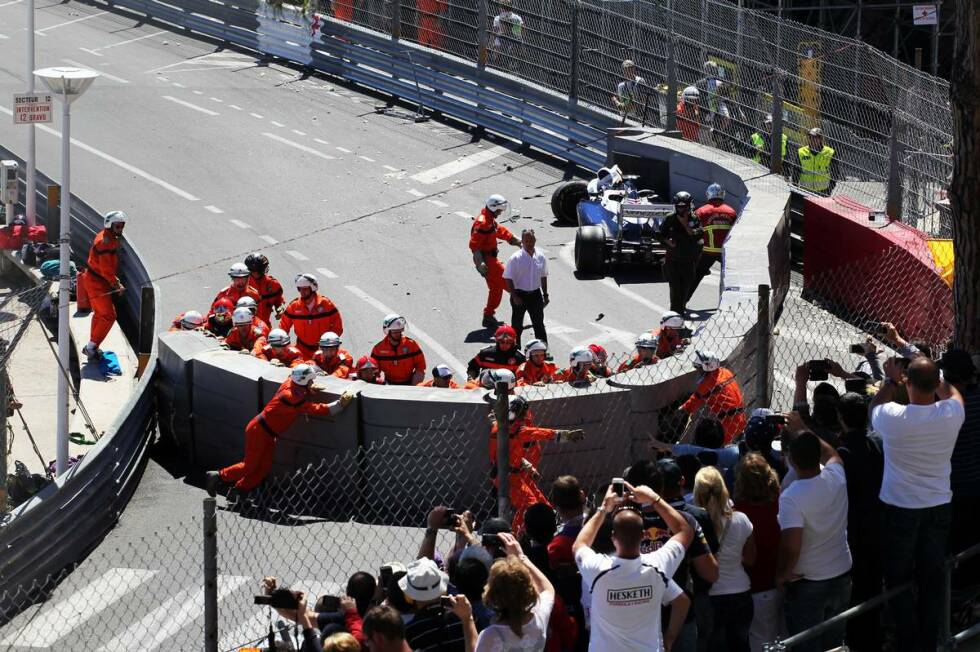 Foto zur News: Monaco-Grand-Prix (2013): Schlägt nach einer Kollision mit Max Chilton in den Fangzaun eingangs der Schwimmbad-Passage ein...
