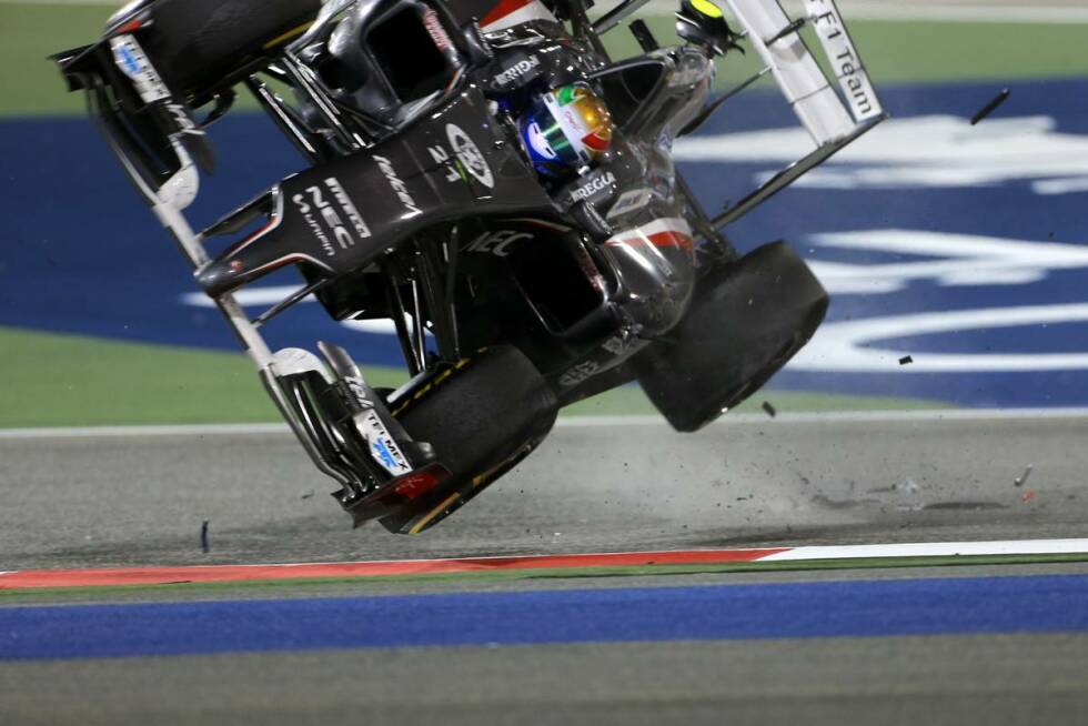 Foto zur News: Bahrain-Grand-Prix (2014): Nimmt Esteban Gutierrez bei einem Überholmanöver auf die Höner...