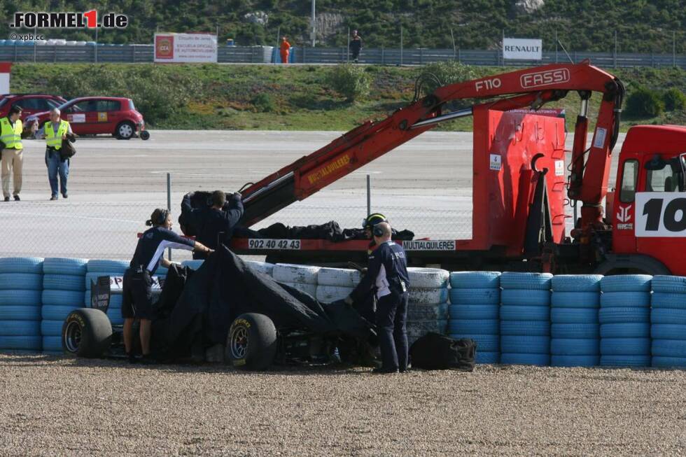 Foto zur News: Testfahrten in Spanien (2011): Der erste Maldonado-Crash in der Formel 1 überhaupt.