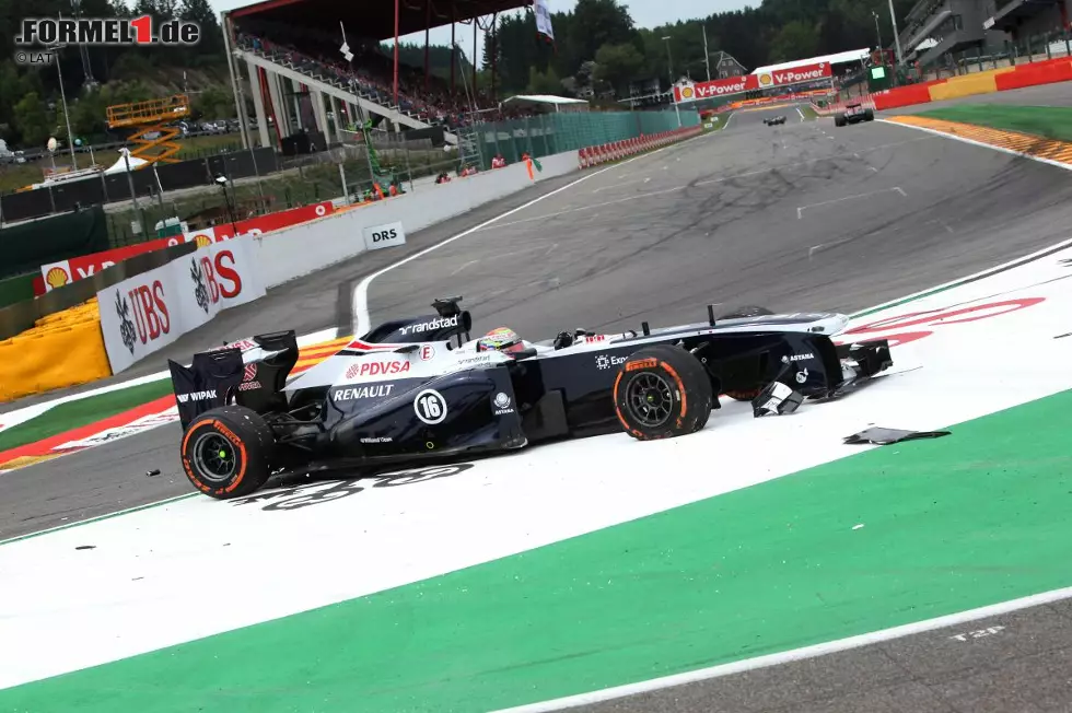 Belgien-Grand-Prix (2013): Kollision mit Paul di Resta bei der Einfahrt in die Box. Es hagelt eine Strafe. Foto zur News: Belgien-Grand-Prix (2013): Kollision mit Paul di Resta bei der Einfahrt in die Box. Es hagelt eine Strafe.