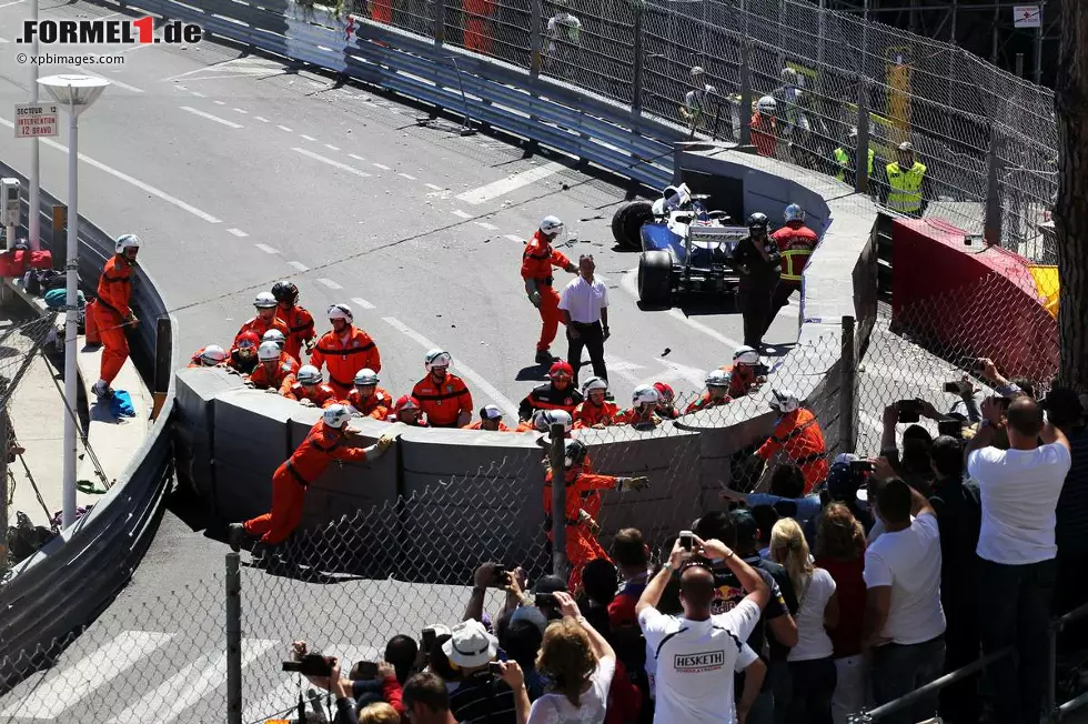 Monaco-Grand-Prix (2013): Schlägt nach einer Kollision mit Max Chilton in den Fangzaun eingangs der Schwimmbad-Passage ein... Foto zur News: Monaco-Grand-Prix (2013): Schlägt nach einer Kollision mit Max Chilton in den Fangzaun eingangs der Schwimmbad-Passage ein...