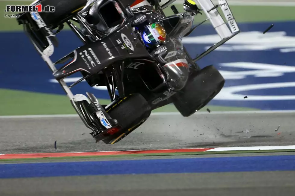 Bahrain-Grand-Prix (2014): Nimmt Esteban Gutierrez bei einem Überholmanöver auf die Höner... Foto zur News: Bahrain-Grand-Prix (2014): Nimmt Esteban Gutierrez bei einem Überholmanöver auf die Höner...