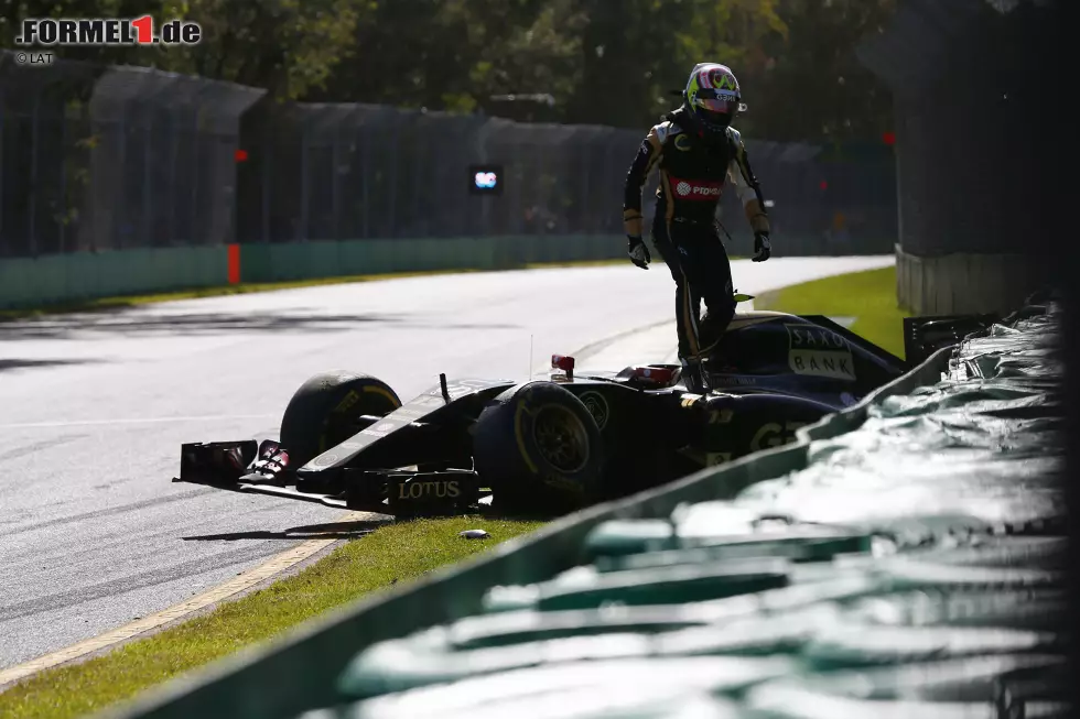 Australien-Grand-Prix (2015): Unverschuldeter Einschlag nach wenigen Metern und einer Kollision mit Felipe Nasr. Foto zur News: Australien-Grand-Prix (2015): Unverschuldeter Einschlag nach wenigen Metern und einer Kollision mit Felipe Nasr.
