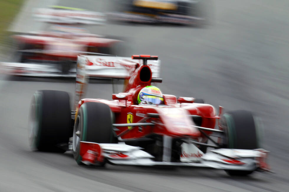 Foto zur News: Grand Prix von Deutschland 2010 - P2: Felipe Massa war in Hockenheim auf sicherem Weg zum Sieg vor seinem Ferrari-Kollegen Alonso. Das Interesse der Roten lag woanders. Nach 40 Führungsrunden funkte Renningenieur Smedley: &quot;Fernando ist schneller als du. Hast du verstanden?&quot;. Massa befolgte die versteckte Teamorder und ließ Alonso vorbei.