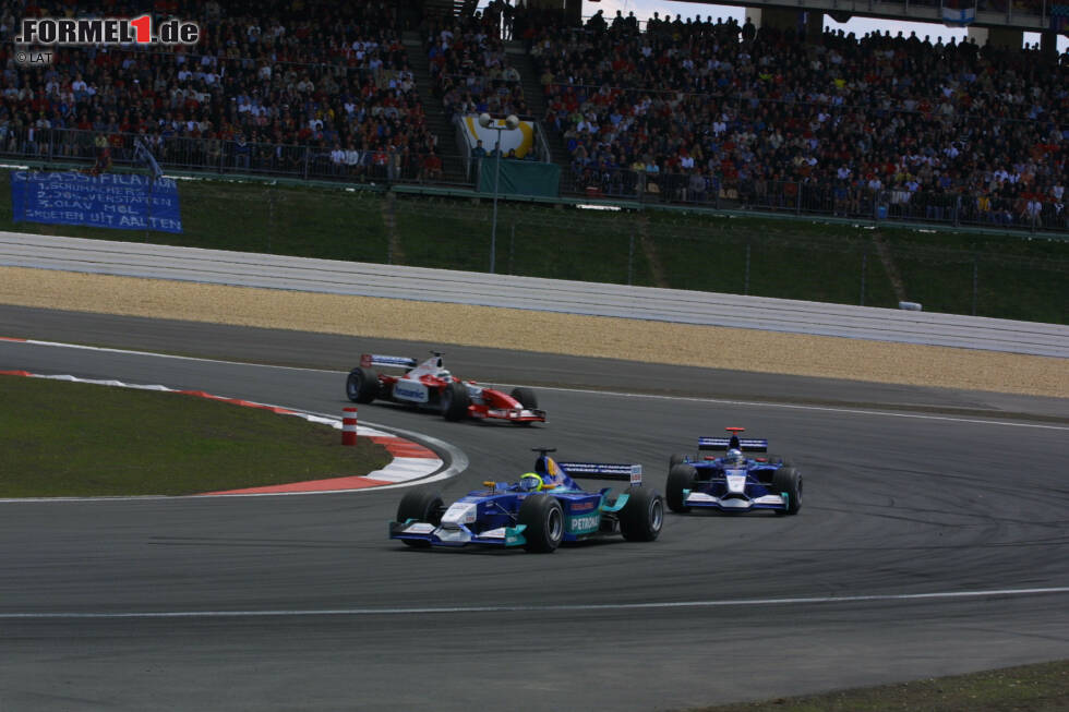 Grand Prix von Europa 2002 - P6: Nach den guten Erfahrungen mit Räikkönen holte Sauber zur Saison 2002 Felipe Massa als neues "Wunderkind". Der Brasilianer war schnell, machte aber viele Fehler und verlor sein Cockpit am Jahresende. Dennoch: Auf dem Nürburgring 2002 ließ er seinem hoch eingeschätzten Teamkollegen Heidfeld keine Chance. Grand Prix von Europa 2002 - P6: Nach den guten Erfahrungen mit Räikkönen holte Sauber zur Saison 2002 Felipe Massa als neues "Wunderkind". Der Brasilianer war schnell, machte aber viele Fehler und verlor sein Cockpit am Jahresende. Dennoch: Auf dem Nürburgring 2002 ließ er seinem hoch eingeschätzten Teamkollegen Heidfeld keine Chance.