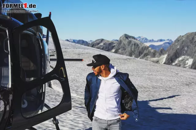 Foto zur News: Neuseeland ist kein gutes Pflaster für Lewis Hamilton. Golfen auf dem Gletscher mag ja noch seiner inneren Ruhe dienen, Selfies auf dem Motorrad aber eher nicht. Das bringt Ärger mit der Polizei, weiß der Weltmeister jetzt.