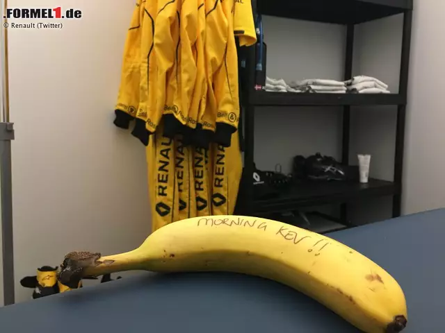 Bei Renault ist's erst malnoch Banane statt Schampus: Sympathisch, wie sich das neue Werksteam mit der knallgelben Lackierung selbst auf die Schaufel nimmt! Den Social-Media-Humor hat man von Vorgänger Lotus übernommen. Genau wie das dafür zuständige PR-Personal. Foto zur News: Bei Renault ist's erst malnoch Banane statt Schampus: Sympathisch, wie sich das neue Werksteam mit der knallgelben Lackierung selbst auf die Schaufel nimmt! Den Social-Media-Humor hat man von Vorgänger Lotus übernommen. Genau wie das dafür zuständige PR-Personal.