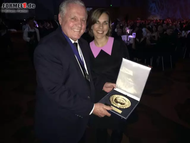 Wir schließen den Blick hinter die Melbourne-Kulissen mit einem ganz besonderen Foto: Im Jahr 2001 hat Alan Jones all seine Trophäen versteigert, inklusive der für die Formel-1-WM 1980. Von Claire Williams bekommt er nun zumindest eine Replika geschenkt. Rührend! Foto zur News: Wir schließen den Blick hinter die Melbourne-Kulissen mit einem ganz besonderen Foto: Im Jahr 2001 hat Alan Jones all seine Trophäen versteigert, inklusive der für die Formel-1-WM 1980. Von Claire Williams bekommt er nun zumindest eine Replika geschenkt. Rührend!