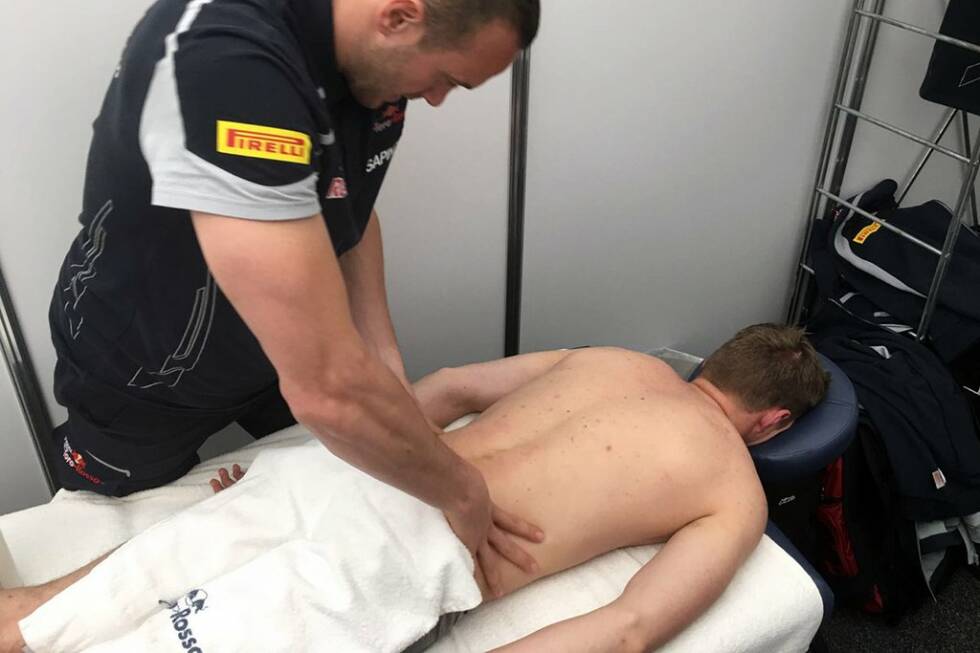 Foto zur News: Apropos körperliche Ertüchtigung: Max Verstappen genießt diese Massage weniger, als es auf den ersten Blick den Anschein haben mag. Sein Physiotherapeut ist ein ehemaliger Rugbyspieler.