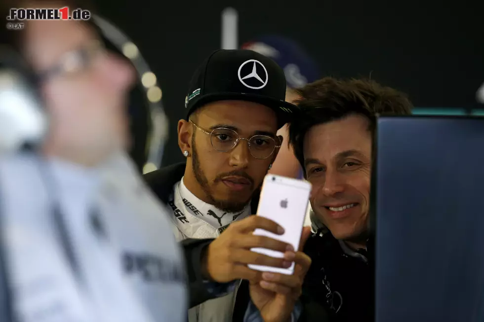 Foto zur News: ... und übt sich auch selbst als (Selfie-)Fotograf. Auf diesem Foto mit Teamchef Toto Wolff beim Datenstudium. Selbstvermarktung muss eben sein, auch während des Trainings.