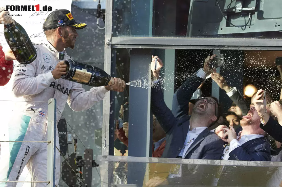 Hamilton verkraftet den zweiten Platz ganz gut: Immer noch besser als 2014, als er Melbourne mit einem 0:25 verließ. Vom Champagner landet aber weniger in den gierigen Mäulern der VIPs als auf deren Anzügen. Foto zur News: Hamilton verkraftet den zweiten Platz ganz gut: Immer noch besser als 2014, als er Melbourne mit einem 0:25 verließ. Vom Champagner landet aber weniger in den gierigen Mäulern der VIPs als auf deren Anzügen.
