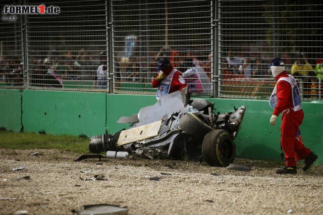 Foto zur News: In Runde 17 des Saisonauftakts hält die Formel den Atem an: Von Fernando Alonsos McLaren ist nur noch Schrott übrig. Doch was ist passiert?