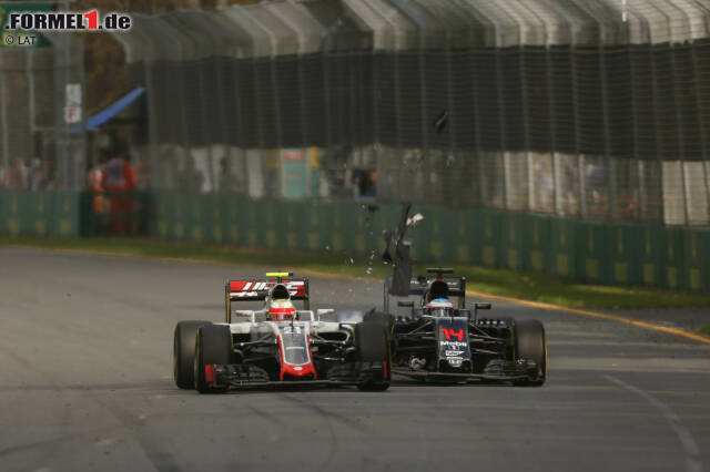 Der Crash in der dramatischen Chronologie: Alonso versucht, vor Kurve 3 den Haas-Piloten Esteban Gutierrez zu überholen. Weil der... Der Crash in der dramatischen Chronologie: Alonso versucht, vor Kurve 3 den Haas-Piloten Esteban Gutierrez zu überholen. Weil der...