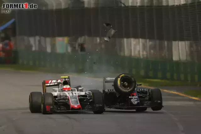 Mexikaner zuerst innen abdeckt, versucht es Alonso außen. Der zweimalige Weltmeister verschätzt sich und prallt auf das Hinterrad des Haas-Boliden. Foto zur News: Mexikaner zuerst innen abdeckt, versucht es Alonso außen. Der zweimalige Weltmeister verschätzt sich und prallt auf das Hinterrad des Haas-Boliden.