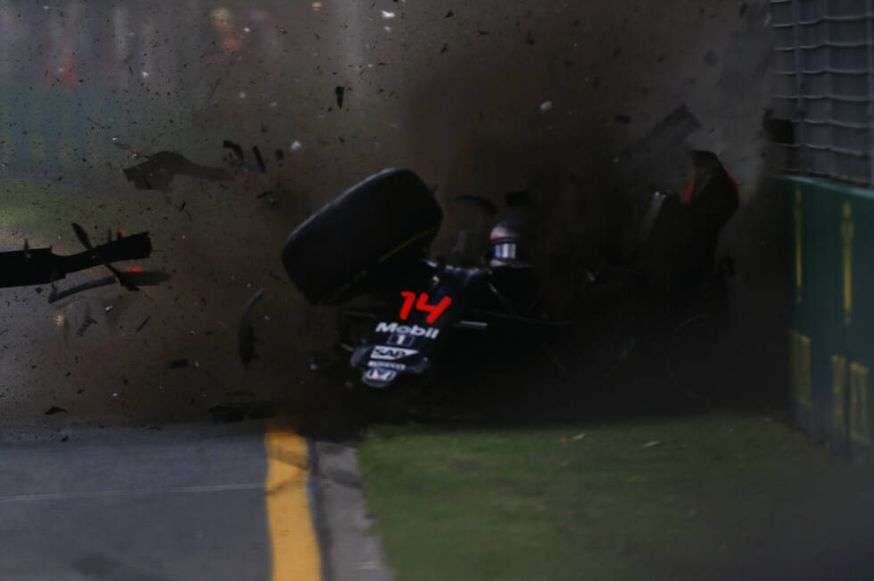 Foto zur News: ...heftig ramponiert. Alonso ist nur noch Passagier.