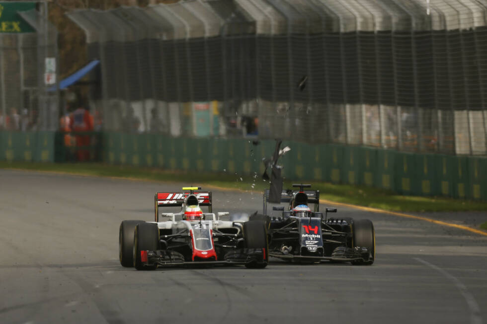 Foto zur News: Der Crash in der dramatischen Chronologie: Alonso versucht, vor Kurve 3 den Haas-Piloten Esteban Gutierrez zu überholen. Weil der...