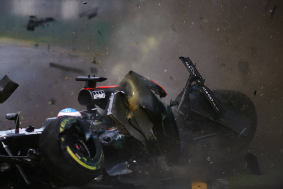 Foto zur News: Der McLaren schießt ins Kiesbett. Durch die Rollbewegung überschlägt sich der McLaren und prallt mit hoher Geschwindigkeit in die Mauer.