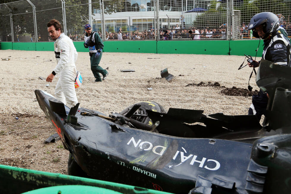 Foto zur News: ...nicht gerade sagen kann. Von Alonsos McLaren ist nicht mehr viel übrig.