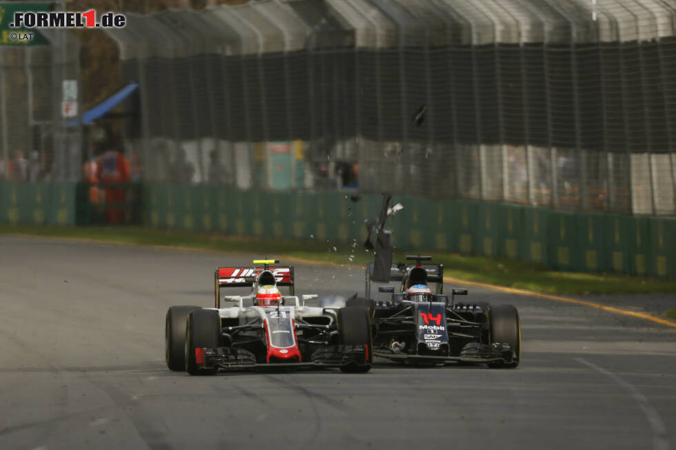 Der Crash in der dramatischen Chronologie: Alonso versucht, vor Kurve 3 den Haas-Piloten Esteban Gutierrez zu überholen. Weil der... Der Crash in der dramatischen Chronologie: Alonso versucht, vor Kurve 3 den Haas-Piloten Esteban Gutierrez zu überholen. Weil der...