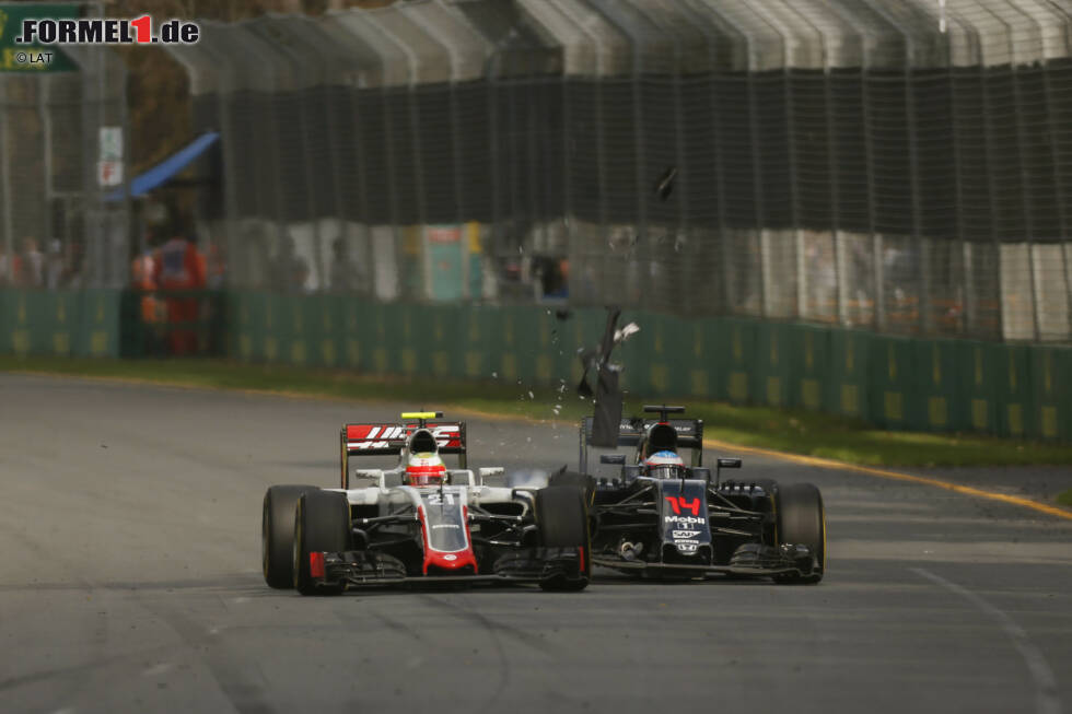 Foto zur News: Der Crash in der dramatischen Chronologie: Alonso versucht, vor Kurve 3 den Haas-Piloten Esteban Gutierrez zu überholen. Weil der...