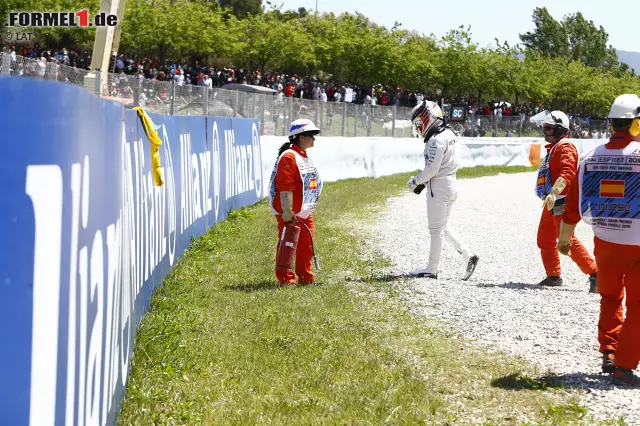 Foto zur News: Wie ein geprügelter Hund schleicht der Weltmeister vom Unfallort weg. "Er hätte es dort nie probieren dürfen", wütet Niki Lauda, der direkt einen Schuldigen ausgemacht hat.