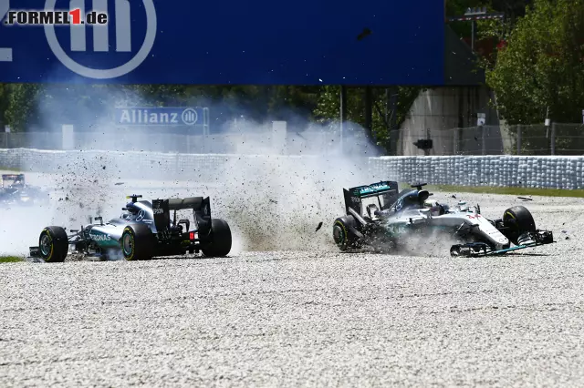 Foto zur News: Katastrophe für Mercedes in Barcelona: Nur vier Kurven dauert es, bis die beiden führenden Silberpfeile im Kies stehen. Es ist die erste verheerende Kollision zwischen Nico Rosberg und Lewis Hamilton seit Spa 2014.