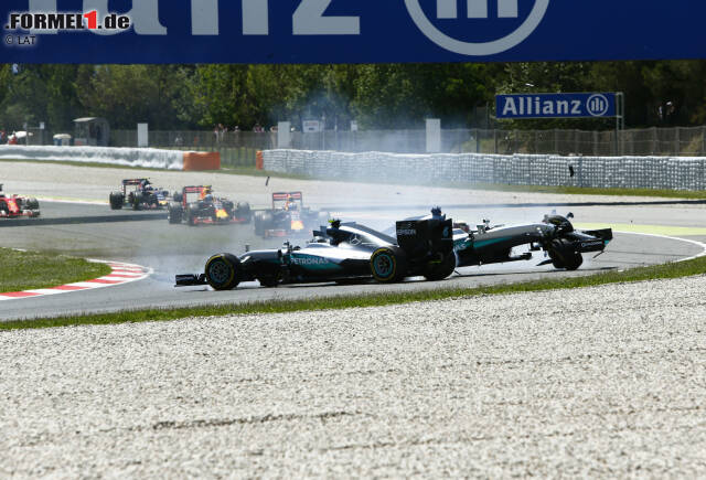Foto zur News: ...und räumt in der Kurve zum Entsetzen von Mercedes seinen Teamkollegen mit ins Aus. Beide Silberpfeile sind raus! Das ist Mercedes seit Melbourne 2011 nicht mehr passiert.