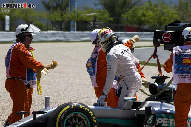 Foto zur News: Lewis Hamilton pfeffert beim Aussteigen völlig frustriert sein Lenkrad weg. Für den Unfall entschuldigt er sich kurze Zeit später beim Team. Als Schuldeingeständnis will er das aber nicht verstanden wissen.