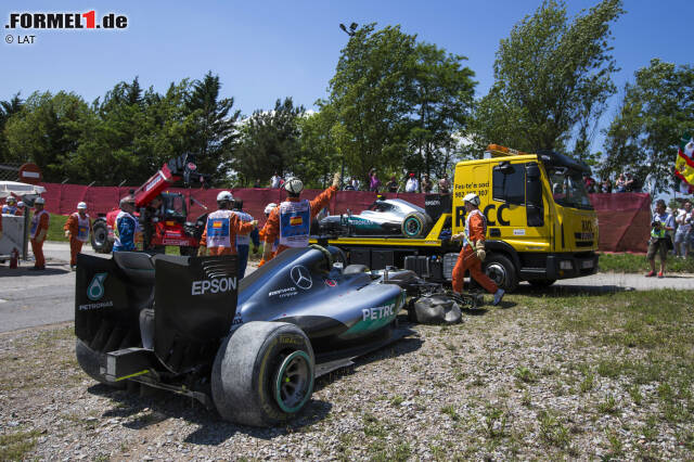 Foto zur News: Katastrophe für Mercedes in Barcelona: Nur vier Kurven dauert es, bis die beiden führenden Silberpfeile im Kies stehen. Es ist die erste verheerende Kollision zwischen Nico Rosberg und Lewis Hamilton seit Spa 2014.