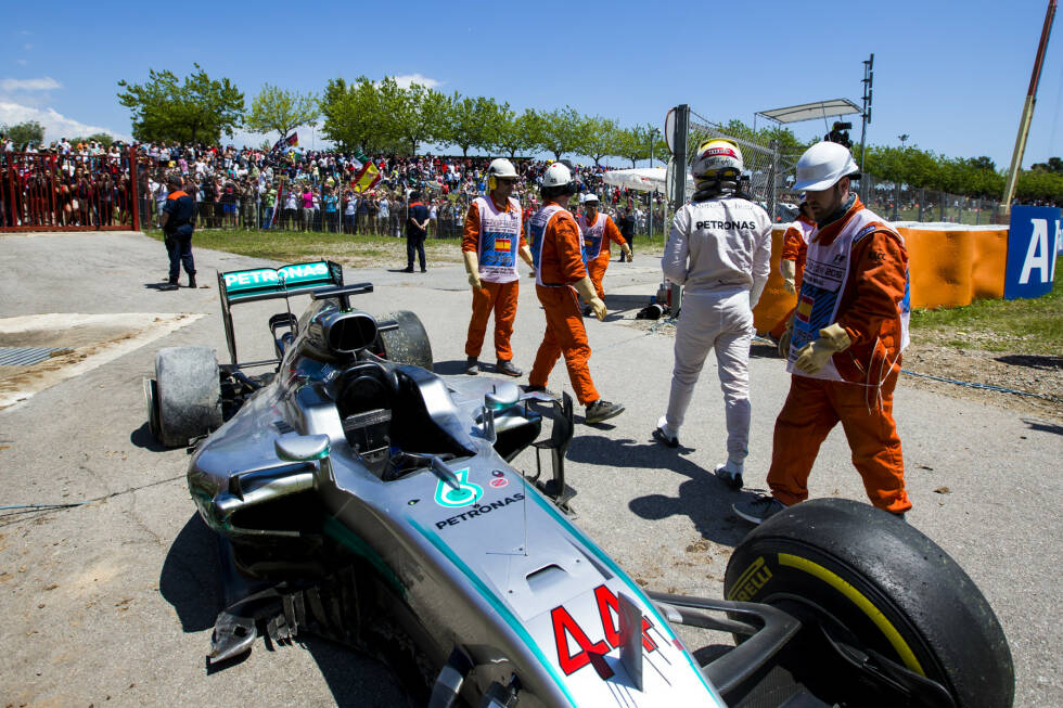 Foto zur News: Mehrere Minuten lang müssen sich Hamilton und Rosberg anschließend gegenüber den Teambossen erklären. Nach dem Rennen wollen auch die Stewards noch ein Wort mit den Silberpfeil-Fahrern wechseln, entscheiden aber salomonisch: Rennunfall.
