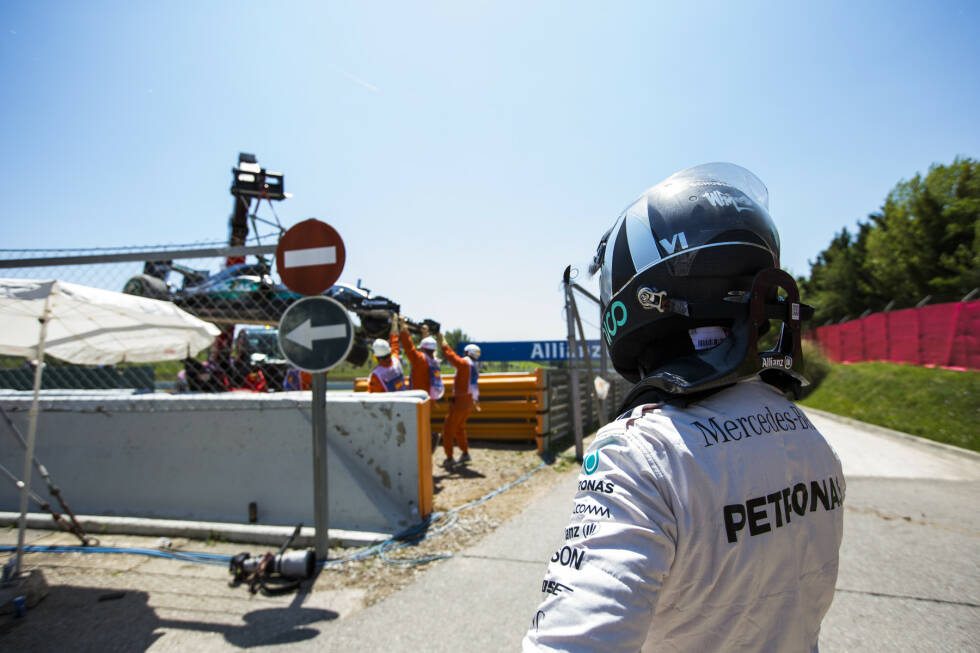 Foto zur News: Später stellt sich heraus, dass Rosberg unmittelbar vor dem Vorfall Leistung verlor. Der WM-Spitzenreiter war mit einem falschen Setting unterwegs. Hätte der Crash verhindert werden können?