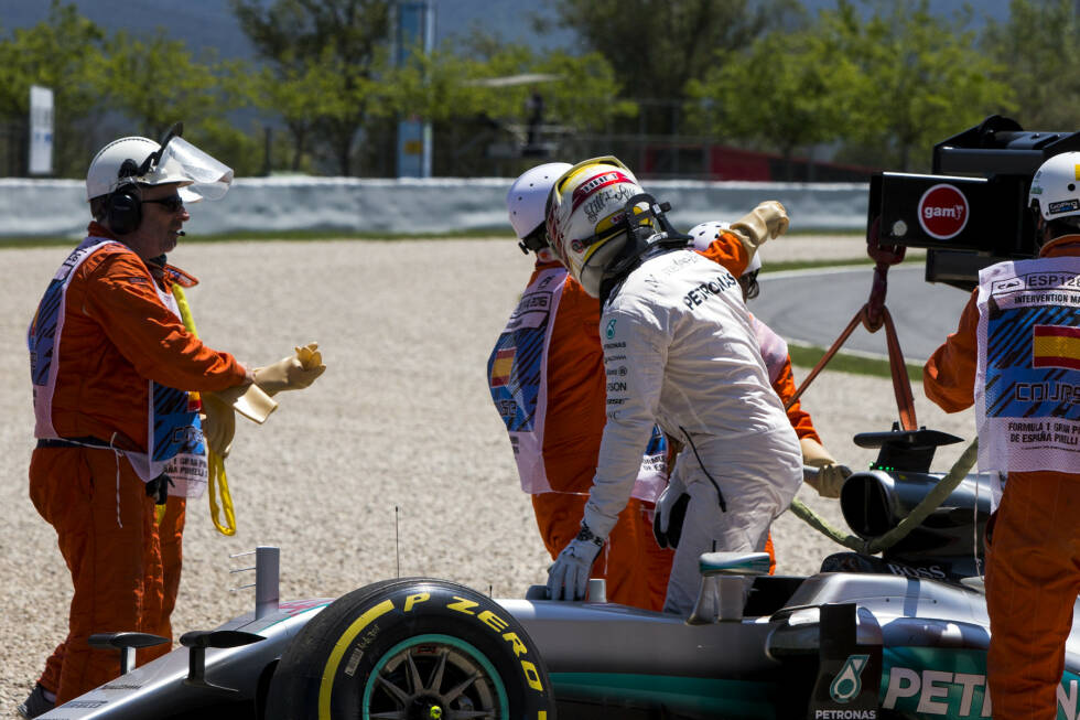 Foto zur News: Lewis Hamilton pfeffert beim Aussteigen völlig frustriert sein Lenkrad weg. Für den Unfall entschuldigt er sich kurze Zeit später beim Team. Als Schuldeingeständnis will er das aber nicht verstanden wissen.