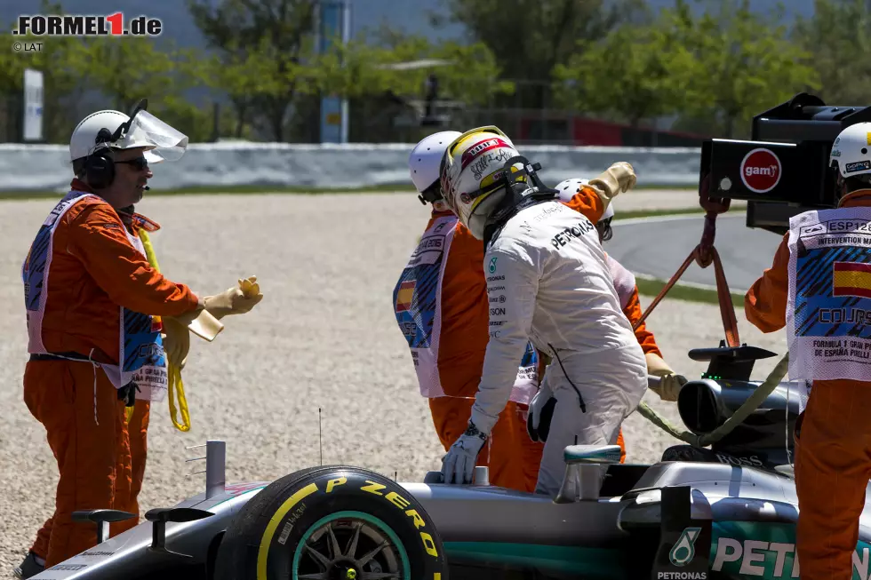 Foto zur News: Lewis Hamilton pfeffert beim Aussteigen völlig frustriert sein Lenkrad weg. Für den Unfall entschuldigt er sich kurze Zeit später beim Team. Als Schuldeingeständnis will er das aber nicht verstanden wissen.