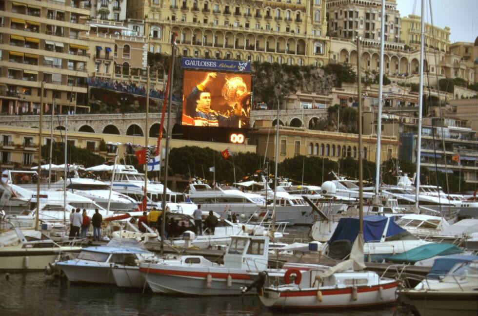 Foto zur News: Der Monaco-Grand-Prix 1996 geht als das Rennen in die Geschichte ein, bei dem die wenigsten Autos das Ziel erreichen - neben der 1966er Ausgabe. In zwei Stunden Rennzeit fallen 18 von 22 Autos aus, 14 davon infolge von Unfällen und Kollisionen.