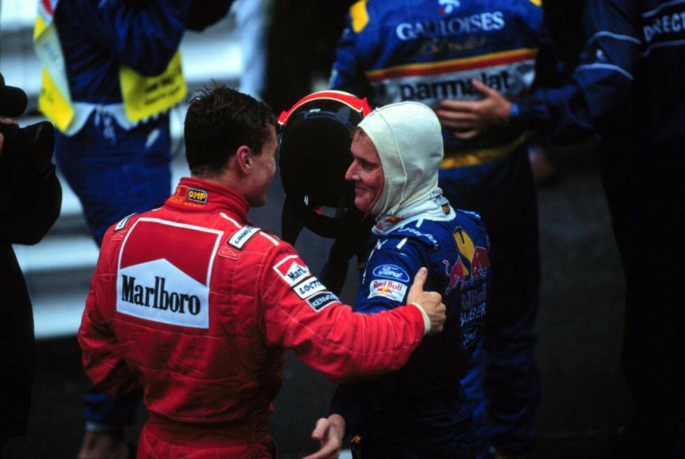 Foto zur News: ...und beglückwünscht Sauber-Fahrer Johnny Herbert, der das Podium als Dritter komplettiert.