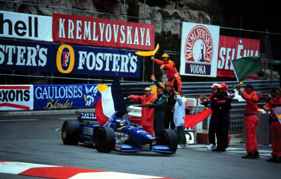 Foto zur News: Olivier Panis erlebt am 19. Mai 1996 sein blaues Wunder in seinem blauen Auto. Wir erinnern am 20. Jahrestag des verrückten Monaco-Rennens an einen Grand Prix, bei dem nur drei Autos den Zielstrich überfuhren, kein Mensch mit dem letztendlichen Sieger rechnete und gleich zwei &quot;Michael Schumachers&quot; in der Startaufstellung standen.