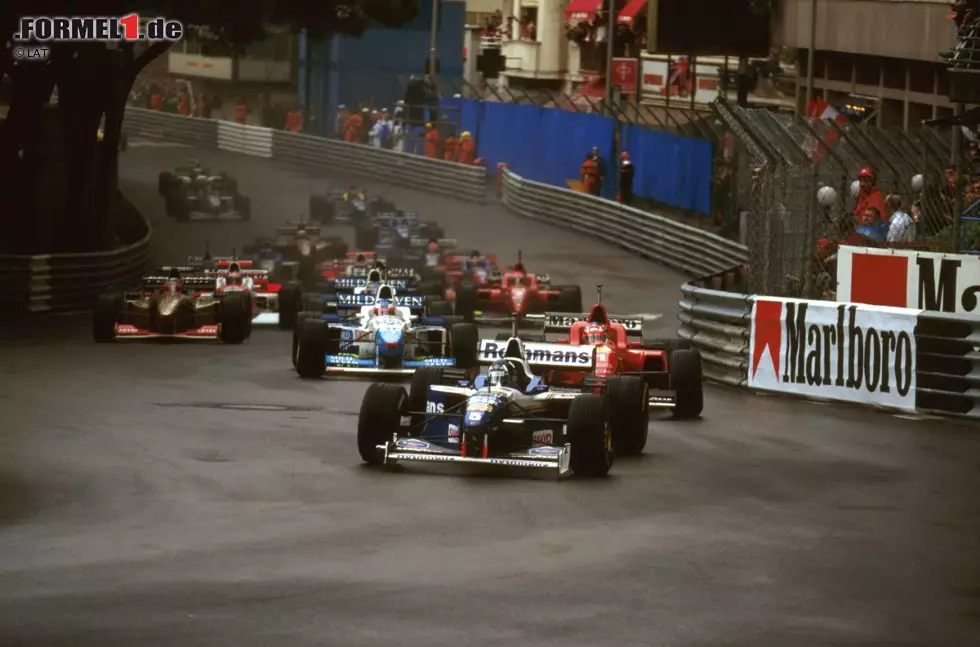 Foto zur News: Doch am Sonntagvormittag kommt der große Regen: Beim Start im Nassen düpiert WM-Leader Damon Hill seinen Erzrivalen Schumacher und übernimmt die Führung, die er schon auf der ersten Runde ausbaut. Der Brite scheint fortan zu fliegen.