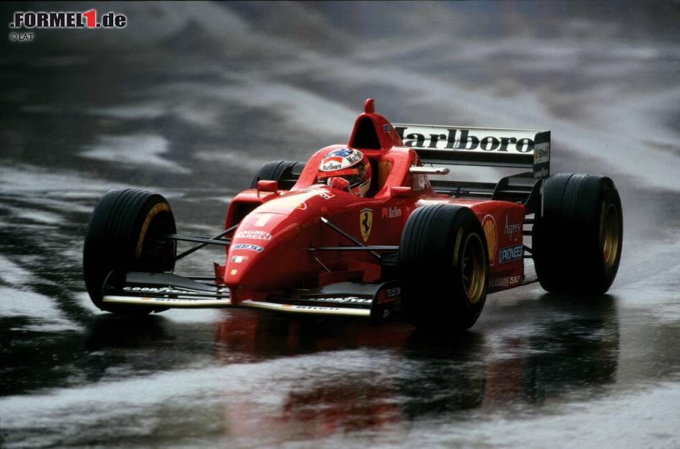 Foto zur News: Bei dem Versuch, die Lücke nicht zu groß werden zu lassen, übertreibt es Schumacher. Er kommt auf einen nassen Randstein, verliert die Kontrolle über sein Auto und kracht in die Leitplanke.