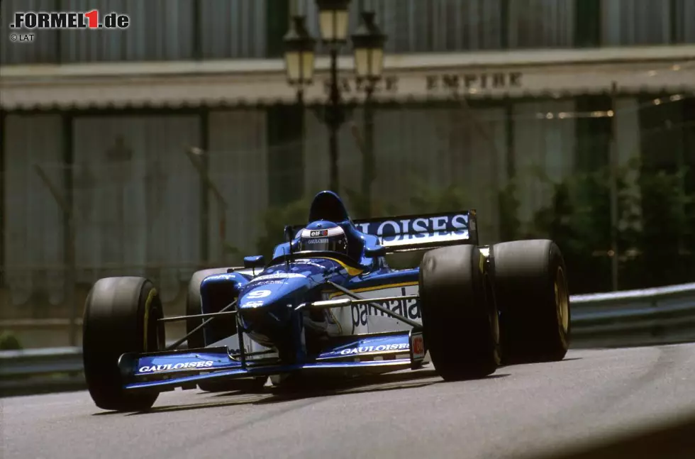 Foto zur News: Ligier bleibt hinter den Erwartungen zurück. Der Mugen-Honda-Motor streikt einmal mehr und Panis kommt über Rang 14 nicht hinaus. Da Überholen in Monaco fast unmöglich ist, muss sich  der Franzose mit dem Gedanken anfreunden, ohne (damals nur bis zum sechsten Platz verteilte) WM-Punkte zu bleiben.