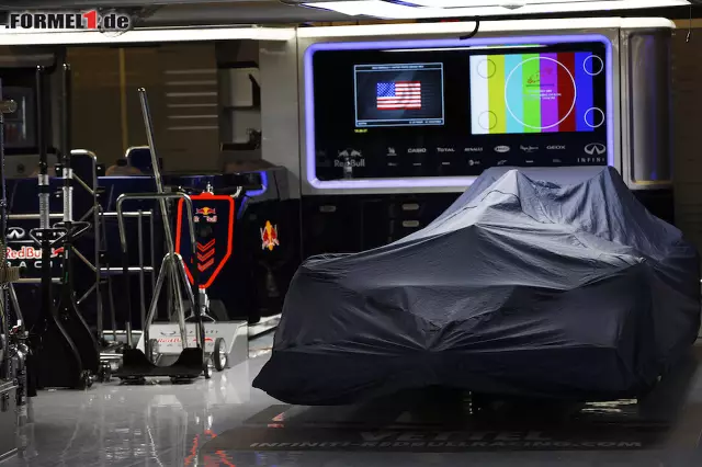 Red Bull fährt in der Saison 2016 nicht mit Schweizer Luxusuhren im Heck, sondern wie gewohnt mit einem Hybridmotor und Renault-Power. Das hält die Österreicher nicht davon ab, die Antriebe des jüngst in Ungnade gefallenen Lieblingspartners nach dem neuen Premiumsponsor TAG Heuer zu benennen. Was nach einer Schnapsidee klingt, gab es in der Formel schon häufig. Wir haben unsere Datenbank bemüht und entlarven die Motoren-Mogelpackungen der Königsklasse. Foto zur News: Red Bull fährt in der Saison 2016 nicht mit Schweizer Luxusuhren im Heck, sondern wie gewohnt mit einem Hybridmotor und Renault-Power. Das hält die Österreicher nicht davon ab, die Antriebe des jüngst in Ungnade gefallenen Lieblingspartners nach dem neuen Premiumsponsor TAG Heuer zu benennen. Was nach einer Schnapsidee klingt, gab es in der Formel schon häufig. Wir haben unsere Datenbank bemüht und entlarven die Motoren-Mogelpackungen der Königsklasse.