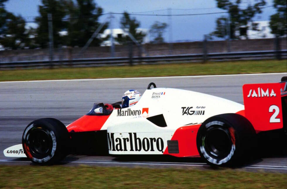 Foto zur News: TAG: Die Schweizer sind von 1983 bis 1987 Namensgeber für die Porsche-Motoren bei McLaren - und extrem erfolgreich. Weil die Zuffenhausener damals nicht bereit sind, das Risiko einer sportlichen Blamage auf sich zu nehmen, springt der Mansour Ojjeh (Teilhaber bei McLaren und der TAG-Gruppe) ein und drückt dem Turboaggregat seinen Stempel auf. Pech für Porsche: Niki Lauda und Alain Prost holen zwischen 1984 und 1986 drei WM-Titel in Serie. Dazu gibt es 25 Siege in 68 Rennen. Keine Mogelpackung ist erfolgreicher.